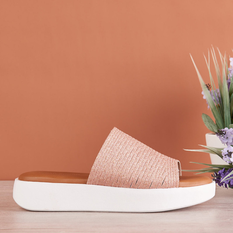 Σανδάλια φλιπ φλοπ δίπατα με ενιαία rubber σόλα.