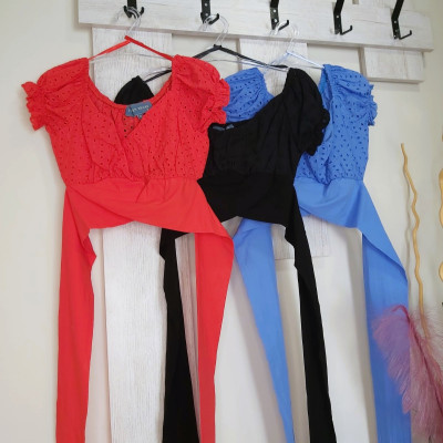 CROP TOP ΜΕ ΔΙΑΤΡΗΤΟ ΣΧΕΔΙΟ