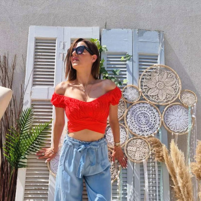 CROP TOP ΜΕ ΔΙΑΤΡΗΤΟ ΣΧΕΔΙΟ